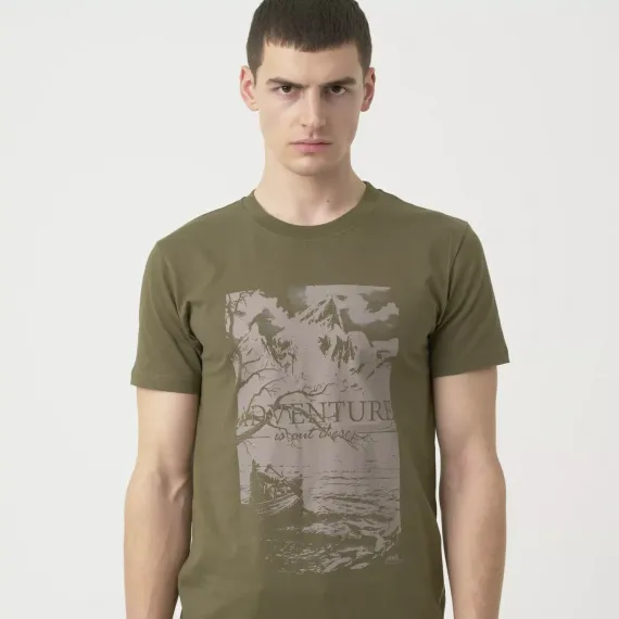 Футболка с принтом «Приключения ждут вас» (T-shirt (Adventure Is Out There)) | Helikon-Tex